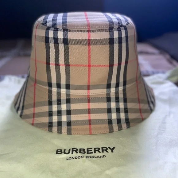 BURBERRY LONDON ENGLAND BUCKET HAT